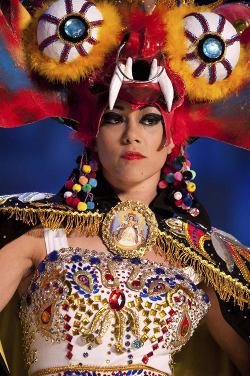 Мисс Перу Карен Шварц (Karen Schwarz)  в конкурсе национальных костюмов.