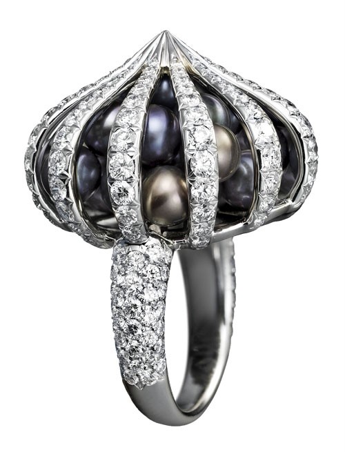 Кольцо "Перезвони": белое золото, бриллианты, жемчуг. Лично мне этот вариант больше нравится. 