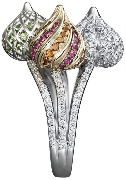 Кольцо: "Три купола": Желтое, белое и розовое золото, цавориты (редкий ярко-зеленый гранат), бриллианты, рубины