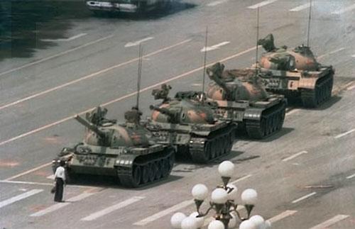 На этой знаменитой фотографии, сделанной фотографом "Associated Press" Джеффом Виднером, изображен участник протестов, которому удавалось в течение получаса в одиночку сдерживать продвижение танковой колонны...
