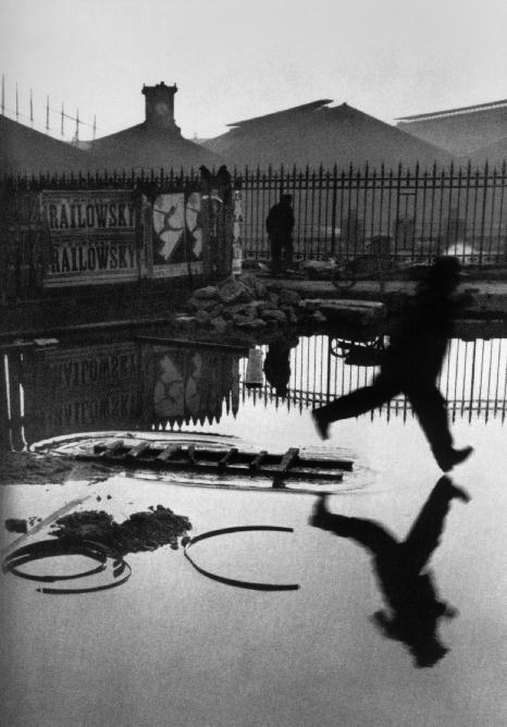 А.Картье-Брессон, 1932. Человек, прыгающий через лужу на пустыре за вокзалом Сен-Лазар. 