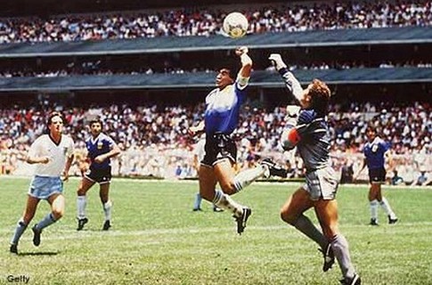 Аргентина никогда не забудет 1986 год, когда в Мексике ее сборная стала чемпионом мира. Именно тогда в матче со сборной Англии Марадона на глазах у всех забил мяч рукой! Единственным, кто не заметил этой ошибки, был судья встречи. С тех пор Марадону стали называть "Рука божья".
