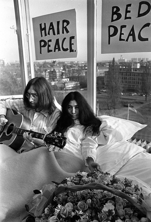 В марте 1969 года лидер знаменитой ливерпульской четвертки Beatles Джон Леннон (John Lennon) и его жена Йоко Оно (Yoko Ono) провели неделю в кровати отеля Hilton в Амстердаме. В течение этого времени они давали интервью журналистам, в которых призывали прекратить все войны.