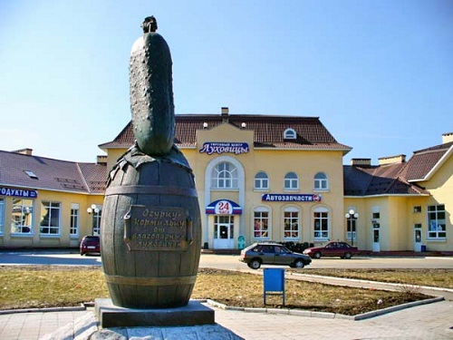 Памятник огурцу. Луховицы, Московская область 