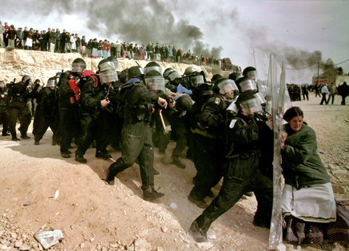  2007 г. Одед Балилти за фотографию противостояния войск и жителей Западного берега реки Иордан 