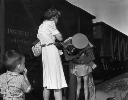  1944 г. Эрл Банкер за фотографию главы семьи, вернувшегося домой в маленький городок на юго-востоке Небраски 