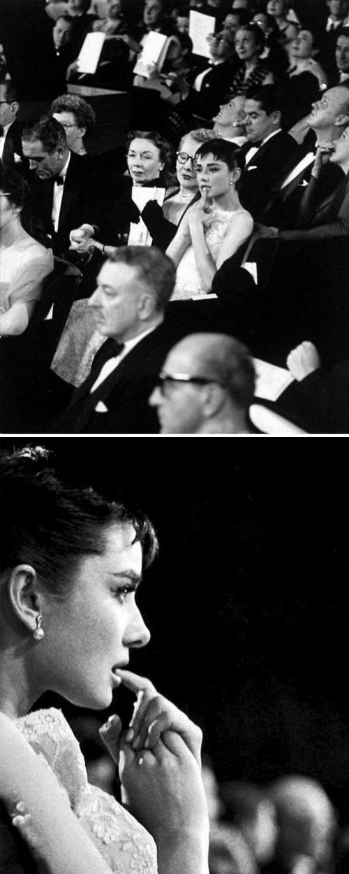 Одри Хепберн в нервном ожидании объявления лучшей актрисы на 26-й церемонии вручения премии ?Оскар?, 1954 год.