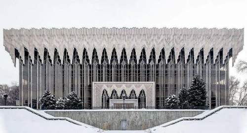 Национальная телестудия "Хабар" и административные учреждения. Алматы, Казахстан, построен в 1983 году.