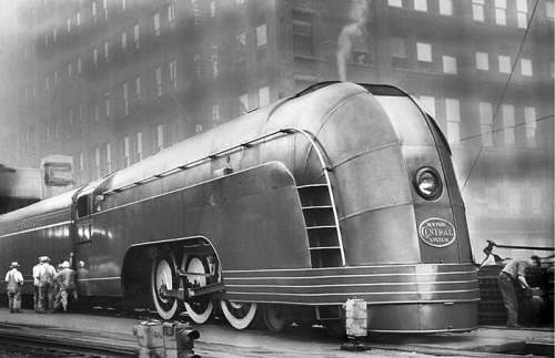 Один из самых красивых поездов, когда-либо созданных, ?Меркурий? Streamliner, разработанный в стиле ар-деко Генри Дрейфусом для Центральной железной дороги Нью-Йорка. Вот один из них, снятый в Чикаго в 1936 году.