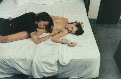 Джонни Депп и Кейт Мосс в фотосессии Энни Лейбовиц, 1994 год.