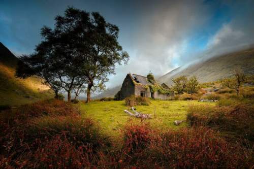 Одинокий коттедж в Черной долине в Королевстве Керри, Ирландия