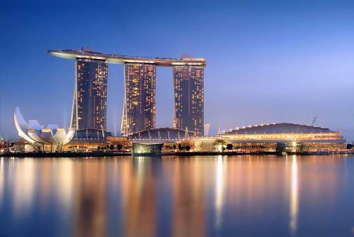 Достопримечательность Сингапура - Marina Bay Sands

Это казино считается самым дорогим. История его существования началась с 2011 г. Весь проект обошелся его создателям в 8 млрд. долларов. Залы казино занимают 3 этажа. В залах установлено свыше 2300 аппаратов. Количество столов для игр достигает 500.