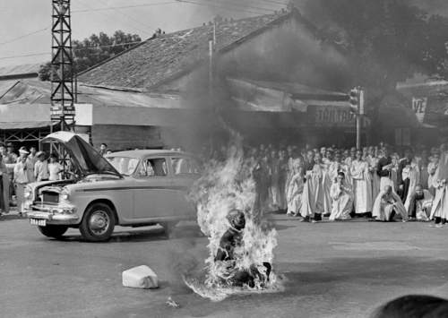 Thich Quang Duc, буддийский монах, совершает самоубийство на улице Сайгона, протестуя против гонений буддистов в Южном Вьетнаме. 11 июня 1963 года.