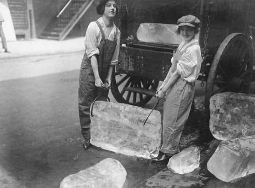 Женщины, разносящие лед, 1918 год.