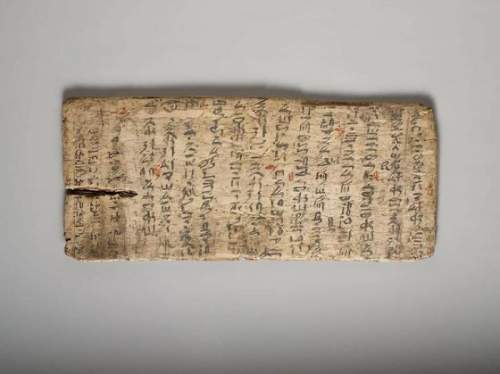 4000-летняя доска для письма египетского студента с орфографическими исправлениями учителя красным цветом
