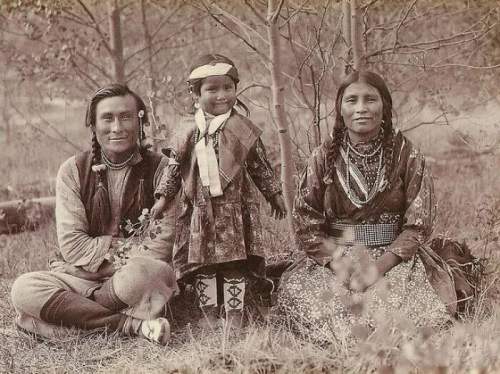 Член первой нации Стоуни, проводник Самсон Бивер с женой Лией и их дочерью Фрэнсис Луиз, 1907 год. (Фото сделано Мэри Шеффер)