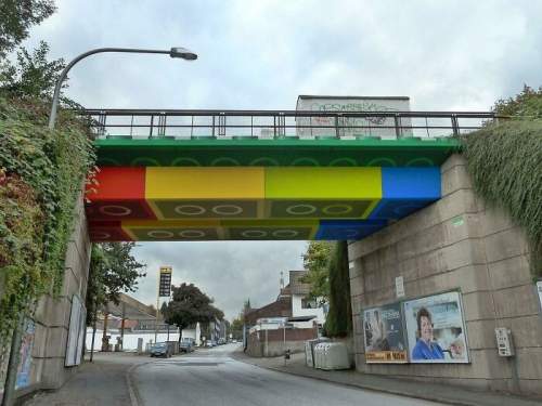 Этот мост в Германии раскрасили так, чтобы он выглядел как Лего