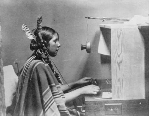 Хелен, оператор телефона и коммутатора из числа американских индейцев, Монтана, 1925 год.