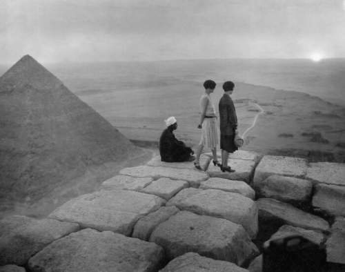 Две дамы и местный житель наблюдают закат, 1925 год.