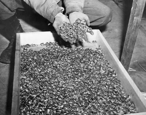 Обручальные кольца, снятые с жертв Холокоста перед казнью, 1945 год.