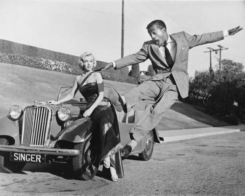  Мэрилин Монро и Сэмми Дэвис-младший на участке 20th Century Fox, 1953 год.