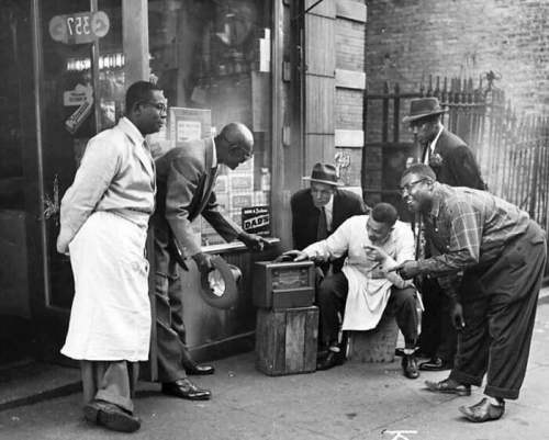 Мужчины в Гарлеме собираются перед магазином, чтобы послушать радио, 1940 год.