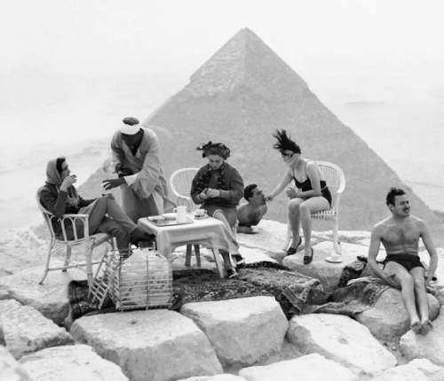 Туристы пьют чай и загорают на вершине Великой пирамиды, 1938 год.