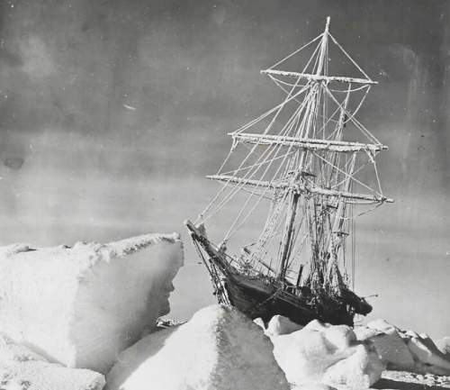Корабль "Эндьюранс", застрявший во льдах Антарктики (навсегда), 1915 год.