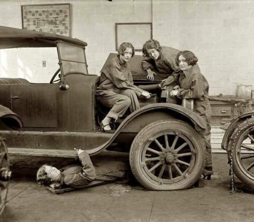 Эти прогрессивные старшеклассницы изучают тонкости автомеханики в 1927 году