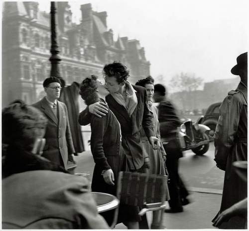 Поцелуй у отеля De Ville. Фото Робера Дуано, 1950 год.