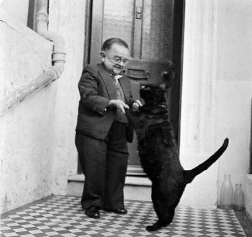  Самый маленький человек в мире, 1956 год, Генри Берхенс, танцующий со своим котом