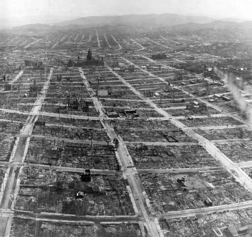Панорамный снимок с дирижабля Сан-Франциско, стертого с лица земли после землетрясения и последующего общегородского пожара, 1906 г.