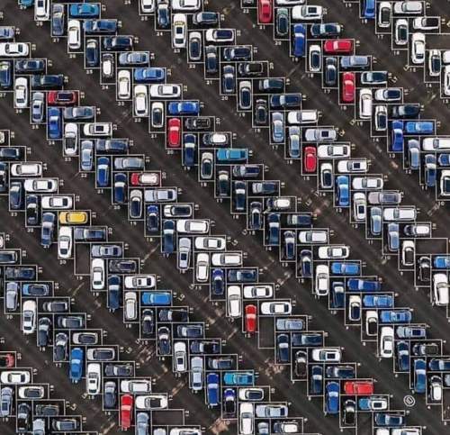 Франкфурт, Германия Потрясающая геометрическая парковка предлагает 60% места и удобную парковку и выезд