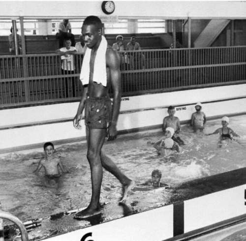 Дэвид Исом, 19 лет, нарушил цветовую линию в отдельном бассейне во Флориде 8 июня 1958 года, в результате чего официальные лица закрыли объект.