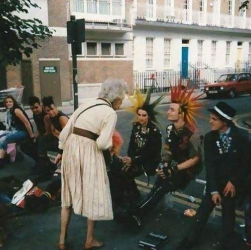 Лондонские панки и удивленная бабушка, 1982 год.