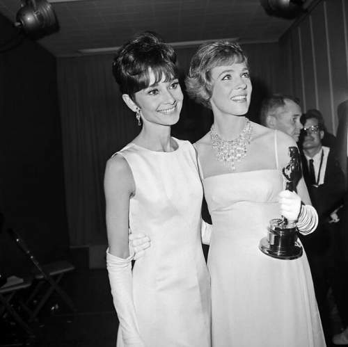 Одри Хепберн и Джули Эндрюс на церемонии вручения премии ?Оскар?, 1964 год.