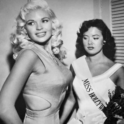 Джейн Мэнсфилд позирует с Мисс Голливуд 1957 года