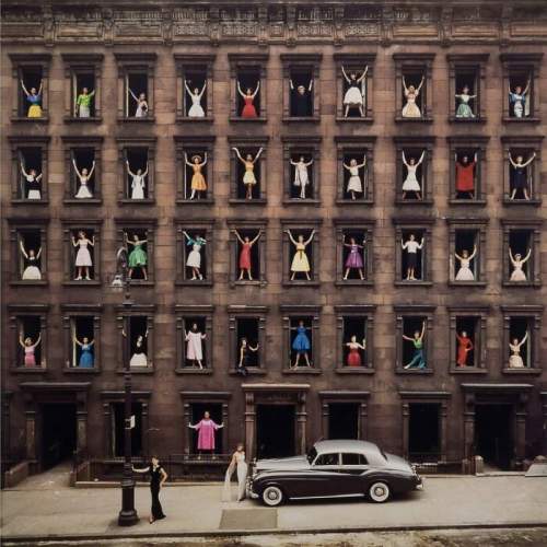 ?Девушки в окнах?, снятые Ормондом Джильи в 1960 году в Нью-Йорке. Здание снесли на следующий день