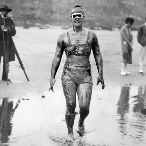 Гертруда Эдерле стала первой женщиной, переплывшей Ла-Манш в 1926 году.