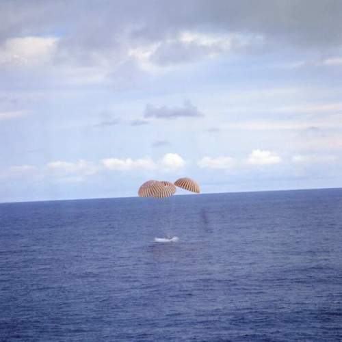 Аполлон-13 приводнился в южной части Тихого океана. 17 апреля 1970 г.