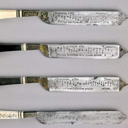 Редкий набор итальянских ножей XVI века с выгравированными на лезвии музыкальными нотами, предназначенными для пения молитв перед едой