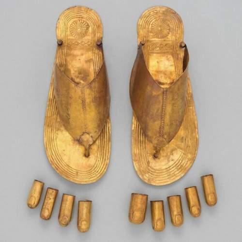 Египетские золотые сандалии и носочки, около 1500 г. до н. э.