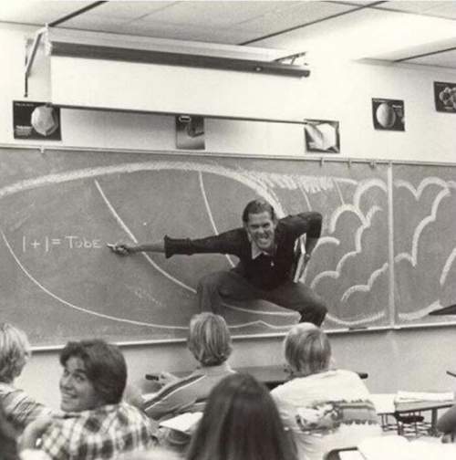 Калифорнийский учитель преподает физику серфинга, 1970 год.