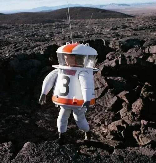 Испытания прототипа скафандра, предназначенного для использования в программе посадки на Луну Аполлона НАСА, пустыня Мохаве, Калифорния, 1962 г.