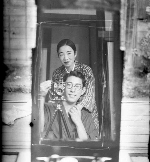 Этот зеркальный портрет был сделан 100 лет назад в Японии