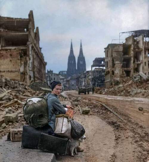 Немка со всем своим имуществом сидит одна в разрушенном войной Кельне. 1945 г.