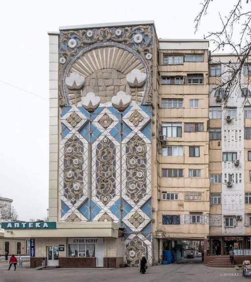 Жилой дом по улице Бобура. Ташкент, Узбекистан Построен в 1974 году.