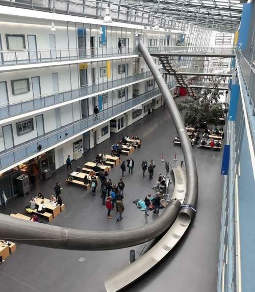 В Техническом университете Мюнхена, Германия, есть горки на 4-м этаже, если вам не хочется подниматься по лестнице