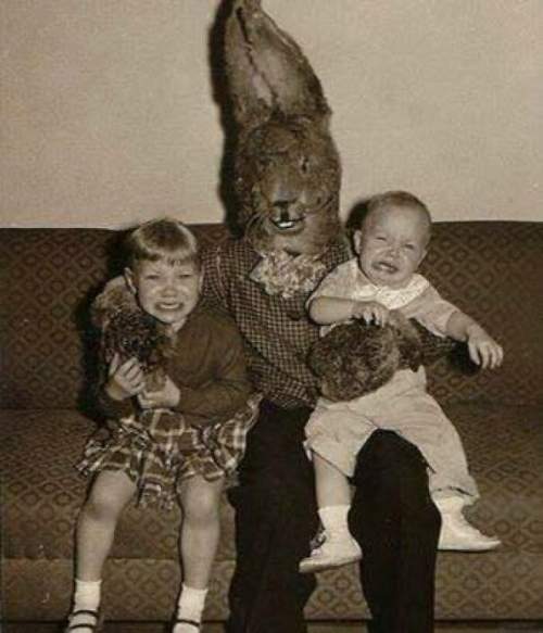 Пасхальный кролик приносит радость детям, 1955 год.