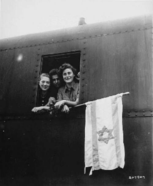 Трое еврейских детей на пути в Палестину после освобождения из концлагеря Бухенвальд. Девушка слева из Польши, мальчик в центре из Латвии, а девочка справа из Венгрии, 1945 год.